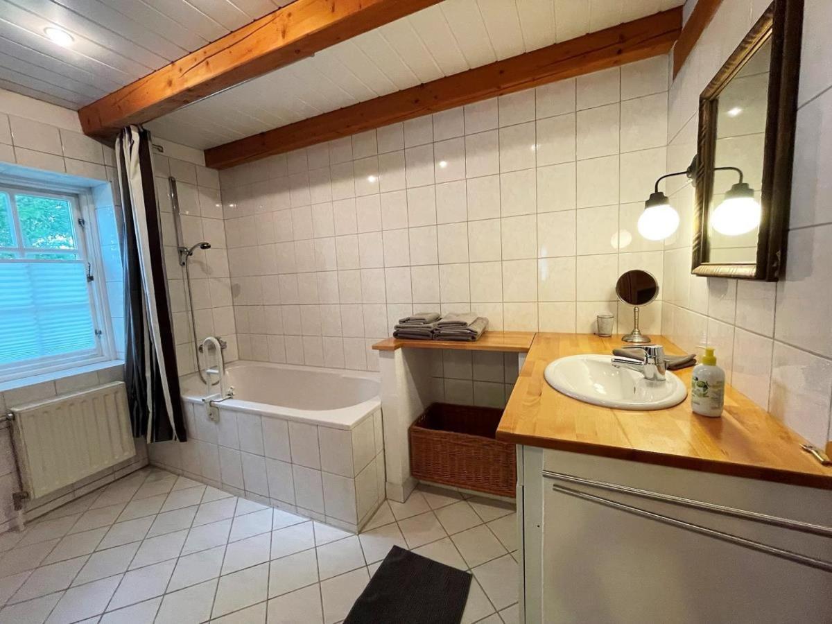 Das Puppenhaus, Reetdach, Sauna, Kamin, Eingezaeunt, Badewanne, Haustiere Willkommen Emmelsbull-Horsbull Bagian luar foto